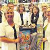 (and)   Die Kunden der Rochus-Apotheke sind einfach prima: Seit Jahren machen sie bei der Aktion mit, die Apotheker Wolfgang Debes und sein Team organisieren. Gegen eine kleine Spende für die Aktion Patenkind gibt's in der Apotheke einen Kalender für das neue Jahr. Den Inhalt der Spendenbox stockt Debes alljährlich noch auf. 1200 Euro waren es dieses Mal wieder. Und damit kann man eine Menge Gutes tun. Im Bild (von links): Tina Küth, Monika Meyer, Wolfgang Debes, Heike Kramer, Susanne Möller, Alexandra Störrlein, Nicole Müller und Petra Zillich.