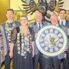 Silvesterkönigin in Amt und Würden: Unser Bild zeigt (von links) 1. Schützenmeister Volker Buchner, Vogelkönigin Christine Viemann, OB Sebastian Remelé, Silvesterkönigin Michaela Hobner, Ehrenschützenmeister Klaus Baumbach, Gewinner der Königsscheibe Armin Schulz, Schriftführer Rüdiger Köhler, Christel Baumbach, Schatzmeister Mathias Ritzmann und Jugendkönig Kevin Vogel bei der Proklamation.
