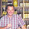 Sehr zum Wohl: Günther Jeckel's Edelbrände wurden mehrfach auszeichnet. Im selbst gebauten Gewölbekeller lagert und reift schon die nächste Spezialität: fränkischer Whisky. Auch die hausgemachten Nudeln werden dort präsentiert.