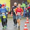 Gute Laune auf der Strecke: Trotz widriger Bedingungen hatten Antje Höver (links, Nummer 1457, SV Ramsthal), Thorsten Klotz (dahinter, TG Schweinfurt), Sebastian Müller (verdeckt, TG Schweinfurt) und Alex Morschhäuser (rechts, Nummer 1472, TV Bad Brückenau) viel Spaß.