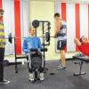 Gespräche entstehen oft nebenbei: Hier besucht Pädagoge David Barthel „seine“ Jungs im Fitnessraum.