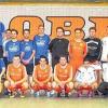 Gruppenbild vor dem Finale: (stehend von links) Paul Krakowski (stellvertretender Vorsitzender Fußballkreis Tauberbischofsheim), Trainer Joachim Maschek, Betreuer Walter Drexel, Gerald Spahmann, Max Fleißner, Björn Heißwolf, Nicholas Zürrlein, Manuel Luksch, Nico Drexel (alle TSV Reichenberg), Johannes Spehnkuch, Eugen Labkov, Björn Lamprecht, Betreuer Marc Zdebik, Sportleiter Michael Bauer, (ganz hinten stehend) Tobias Schindler und Andreas Zdebik sowie (davor stehend) Physiotherapeut Michael Kehr, Frank Krause (Vertreter des Turniersponsors), und Hubert Deckert (stellvertretender Vorsitzender SV Königshofen) sowie (hockend von links) Zamie Hakimie, Moritz Mulfinger, Julian Spöringer, Tobias Hölzken (alle TSV Reichenberg) sowie Eduard Amann, Martin Wolfram, Niko Krug, Luan Kadrija und Trainer Marco Eck (alle SC Heuchelhof). Bei den Heuchelhöfern fehlen: Daniel Varga und Leomir Kadrija.