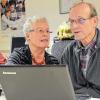 Online im Internetcafé: Waltraud Seubert entdeckt zusammen mit Theo Brotzeller, was alles in ihrem Laptop steckt. Der rüstige Helfer und Technikfachmann feiert an diesem Montag seinen 80. Geburtstag.