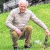 Kennt den Würzburger Stein wie seine Westentasche: Der ehemalige Vermessungsingenieur Rolf Richter kann auch erklären, was es mit dem kleinen Stein im Schatten des Bismarckturms auf sich hat.