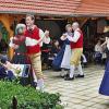 (hf)   „Wenn genügend Zehnerle zusammen waren, dann spielten die Musikanten zum Tanz auf.“ Das meinte Burkard Fleischmann zu Beginn des Heimatabends mit typisch fränkischem Ambiente im Biergarten des Hotel Ebner. Wie immer erläuterte er den Gästen zunächst die Geschichte der Heimatabende, dann die fränkische Tracht und auch, dass früher die Paare erst einmal etwas an die Musiker zahlen mussten, bevor die wieder zum Tanz aufspielten. Deshalb gehöre das „Flanieren“ auch heute noch dazu, das heißt, dass die Tänzerinnen und Tänzer im Kreis gehen müssen, bevor die Musiker wieder aufspielen. Ein kurzer Regenguss machte dem Fränkischen Spiel- und Tanzkreis der Harmonia am Freitagabend übrigens nichts aus, Burkard Fleischmann meinte allerdings, „dass durch den Regen der Boden fast genauso rutschig war wie im großen Kursaal der Frankentherme.“ Gefordert waren auch die Bedienungen beim sehr gut besuchten Tanzabend in Ebners Biergarten, die ebenso wie Klaus Ebner selbst aufpassen mussten, dass ihnen nicht auf die Füße getreten wurde. Letztendlich war es ein ganz besonderer fränkischer Tanzabend der Harmonia, wie er eben nur in einem Biergarten seinen besondren Flair entfalten kann.