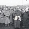 Einweihung der Lengfurter Mainbrücke vor 60 Jahren: Domkapitular Theodor Krämer (Dritter von rechts) und Ortspfarrer Josef Kraft (Zweiter von rechts) spendeten den Segen. Links stehen die Männer des Gesangvereins Liedertafel 1845 Lengfurt, die zur Feier des Tages sangen.