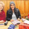Auf eine „Weiße Weihnacht“ muss Perla Medina verzichten: Dennoch freut sich die 18-Jährige aus der Dominikanischen Republik riesig auf das Fest, das sie erstmals in Deutschland verbringt. Zusammen mit ihrer Gastmutter, Pfarrerin Doris Otminghaus (links), hat sie in den vergangenen Tagen fleißig Geschenke verpackt.