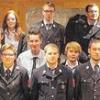 (hof)   Die Ausbildung zum Truppführer haben 49 Feuerwehrleute im Ausbildungszentrum der Kreisbrandinspektion in Niederwerrn absolviert. Theorie und Praxis des Feuerlöschwesens und der technischen Hilfeleistung standen während der 185 Stunden umfassenden Grundausbildung auf ihrem Programm, in das sie Kreisbrandinspektor Peter Hauke (links) und sein Ausbilderteam mit den Kreisbrandmeistern Horst Klopf, Reinhold Achatz, Walfried Fröhr und Thomas Heffels unterwiesen hatten. Angefangen von den Rechtsgrundlagen über das richtige Verhalten an der Einsatzstelle und richtiges Löschverhalten bis hin zum Katastrophenschutz erhielten die Teilnehmer einen Blick in das Leistungsspektrum der Feuerwehren. Fachkreisbrandmeister Ralf Weippert gab einen Einblick in den Umgang mit dem neuen Digitalfunk. Bei der Zeugnisübergabe nach der schriftlichen Prüfung betonte Hauke, dass dieser Lehrgang auf den Alltag in einer Freiwilligen Feuerwehr vorbereiten soll. Die Ausbildung erfolgreich absolviert haben im Lehrgang I: Markus Oschmann (Pfändhausen); Tobias Hauser, Carina Weißenseel, Marcel Wirsching (Stammheim); Luis Gumpert, Michael Treutlein, Fabian Ziegler (Schnackenwerth); Andreas Neeb (Schleerieth); Andreas Palino, Moritz Rumpel, Stefan Schäfer (Schraudenbach); Stefan Schmitt (Röthlein); Florian Deuber, Thomas Ebert, Florian Götzendörfer, Jochen Mai, Jan Werner (Schonungen); Florian Gockler (Schwebheim); Frank Benkert, Daniel Schraut (Waigolshausen); Julian Schmitt (Üchtelhausen). Im Lehrgang II waren erfolgreich: Benedikt Eusemann, Mario Kneuer (Bergrheinfeld); Benjamin Schmitt, Michael Solf, Sebastian Stapf (Donnersdorf); Nicole Hart, Sebastian Hart, Johanna Riegler, Markus Seuffert (Werneck); Noah Katzenberger, Jan Klingl, Franziska Vay, Jochen Vay, Michael Vay (Vasbühl); Ivo Hauer, Oliver Müller, Andreas Werner (Poppenhausen); Jan Assel, Jascha März, Andreas Schmee (Röthlein); Dennis Bayersdörfer, Florian Müller (Hausen); Barbara Hauber (Mainberg); Luis Friedrich, Thomas Gold, Pascal Göpfert, Bastian Seufert (Theilheim).