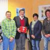 (ara)   Mit einem kleinen Empfang bedankte sich die Schulleitung des Franken-Landschulheims Schloss Gaibach (FLSH) bei den Spendern eines Defibrillators. Die Anschaffung des lebensrettenden Gerätes im Wert von rund 2000 Euro ermöglicht hatten (von links) Thomas Scheder (Beatscheune Lülsfeld), Andreas Bauer (Physiotherapie Sulzheim), Schulleiter Wolfgang Kremer, Judith Mauder (Fliesenleger-Meisterbetrieb Röthlein), Jürgen Fischer (Zweiradmechanik Volkach-Fahr) und Dieter Jelitto (Leiter der Realschule). Der Defibrillator könnte im Notfall den rund 850 Schülern und 150 Beschäftigten am Standort Gaibach zugutekommen, denn er dient dazu, bei einem plötzlichen Herzstillstand die Zeit bis zum Eintreffen des Notarztes zu überbrücken, teilt Lehrerin Petra Sokol-Pemüller mit. An seinem Platz, dem Flur vor dem Lehrerzimmer, sei er gut zugänglich. Zudem sei er leicht zu bedienen: Das Gerät ist selbsterklärend, es gibt Anweisungen und löst nur aus, wenn diese korrekt befolgt werden. Trotzdem erhielten die Lehrer eine fachmännische Einweisung, natürlich in der Hoffnung, das Wissen nicht anwenden zu müssen.