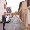 Ort des Geschehens: Bürgermeister Konrad Schlier in der Bergtheimer Schulgasse, in der freilaufende und bellende Hunde jüngst für Unmut im Dorf sorgen. Im Hintergrund die Grundschule Bergtheim.