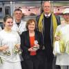 (tbe)   Es war eine süße Ladung, die Detlev Graf von der Pahlen mit nach Würzburg nahm. An die 150 Päckchen, gefüllt mit Stollen, Lebkuchen und Pralinen hatte der Vorsitzende des AWO-Fördervereins Marie-Juchacz-Haus dabei. Überreicht wurden die von angehenden Bäckern, Konditoren und Lebensmittelfachverkäufern in der Backstube der Berufsschule. Schulleiterin Gerlinde Porzelt und Fachoberlehrer Hans Stahl waren bei der Übergabe dabei. Die AWO wird das Gebäck am Sonntag und Montag an einem Stand am Würzburger Rathaus verkaufen. Von dem Erlös soll eine Aufstehhilfe gekauft werden.
