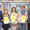 Gut gelesen: Mit den Siegerinnen des Vorlesewettbewerbs am Gymnasium Marktbreit (von links) Marie Oechsner (6b), Anne-Sophie Blanke (6c) und Julia Zeitz (6a) freuen sich Organisator Markus Jagusch und Schulleiter Toni Gernert.