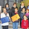 (regi)   240 Kunden haben beim diesjährigen Sparwochengewinnspiel der Genobank bei Filiale in Bad Königshofen die richtige Lösung. eingereicht. Insgesamt waren es im Gesamtgebiet des Kreditinstituts 800 Teilnehmer. Inzwischen haben die zehn Gewinner in den Räumen der Genobank Bad Königshofen ihre Preise von Prokurist Jürgen Halbig (links) erhalten. Die Reihenfolge war durch zwei kleine Glückfeen bestimmt worden. Gewonnen haben Elke Deckert aus Rothausen, Sabine Freund aus Aubstadt (mit Zusatzpräsent), Johanna Gensler aus Wülfershausen, Harald Hirschlein aus Bad Königshofen, Imelda Muschik aus Saal (mit Zusatzpräsent), Claudia Neugebauer aus Großeibstadt, Martina Nöth aus Bad Königshofen, Tanja Schmitt aus Sulzfeld, Michael Seufert aus Wülfershausen und Matthias Ullrich aus Merkershausen.