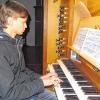 An der Orgel: Der 16-jährige Georg Friedrich aus Neustädtles spielte bei der Adventsandacht am Kreuzberg.