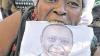 Jubel: Eine Unterstützerin von Uhuru Kenyatta (auf dem Plakat) feiert, dass es nun doch keinen Prozess gegen ihn gibt.