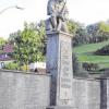 Erinnerungskultur: Das Kriegerdenkmal in Rieneck mit der vor Jahren angebrachten Tafel für die ehemaligen jüdischen Mitbürger und alle Opfer des Nationalsozialismus.