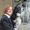 Auf Besuch in der Heimatstadt: Lee'Oh mit Hund Jamie am Vierröhrenbrunnen.