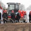 Erster Spatenstich im Schleunungpark: Michael Emmerich (Bauleiter), Christoph Schleunung (Eigentümer), Daniela Wagner (Architektin), Johannes Siegler (Bauunternehmer), Elke Spiegel (Bauunternehmerin) und Bürgermeisterin Helga Schmidt-Neder legen symbolisch gemeinsam Hand an.Foto: Architekturbüro Wagner