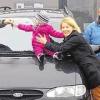 (si)   Einen Ford Galaxy – nicht ganz neu, aber mit neuem TÜV – hat die Sälzer Gebrauchtwagenfirma „Die Autobox“ von Sven Stapf unter sozialen Einrichtungen in der Region verlost. Der Gewinn ging an das Kinderhaus „Unterm Regenbogen“ in Höchheim, das dringend ein Auto zum Abholen der Kinder aus den umliegenden Dörfern benötigte. Vor der Übergabe hatte der Kfz-Meisterbetrieb Müller (ebenfalls Salz) das Fahrzeug durchgesehen und TÜV-fertig gemacht. Im Bild (von links) Rüdiger Müller, Sven Stapf, Elternbeirätin Bianca Hartmann mit Töchterchen Sophie, Höchheims Bürgermeister Gerold Weiß, Ingrid Wirsing (Kinderhaus-Leiterin), Kristin Siebenschuck (Elternbeirat) und Pfarrerin Beate Hofmann-Landgraf, die die Bewerbung für die Verlosung eingereicht hatte. Das neue Auto ist für das Kinderhaus ein Segen – da waren sich die Verantwortlichen einig.