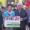(fan)   Der „Dehner Hilfsfonds für Menschen in Not“ hat die Tafel in Schweinfurt im Rahmen einer Weihnachtsaktion mit 2000 Euro unterstützt. Dehner-Regionsleiter Michael Schmidt (rechts) übergab den symbolischen Scheck gemeinsam mit Marktleiter Manfred Reiß (links) an Brigitte Stühler und Hermann Kleinhenz von der Tafel in Schweinfurt. Kunden aus der Region Schweinfurt konnten sich an der wohltätigen Aktion beteiligen, im Garten-Center waren Spendendosen aufgestellt. Die Stiftung stockte die Summe dann auf, so die Mitteilung.