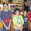Weihnachtsfeier: Die Kinder Leon Englert, Linus Säger, Dennis Greubel, Kira Englert, Vanessa Meisner, Lara Säger, Samira Barthelme und Lena Säger (von links)  trugen eine Geschichte vor. Mit im Bild die Vorsitzende des Pfarrgemeinderats, Sabine Barthelme.