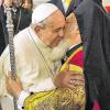 Überwindung der Kirchenspaltung als Ziel: Papst Franziskus und der orthodoxe Patriarch Bartholomäus I. umarmen sich vor einem Gottesdienst in der St.-Georg-Kirche in Istanbul.