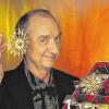 (ski)   Der bekannte TV-Schauspieler Heinz Rennhack, der zurzeit auch in Molieres Komödie „Der Geizige“ am Meininger Theater zu erleben ist, hat am Samstag, 6. Dezember, um 19.30 Uhr einen Soloauftritt mit seinem Programm „Lasst mich froh und munter sein!“ im Großen Haus. Rennhack erweist er sich als ausgesprochener Kenner der weihnachtlichen Szene. Dabei schöpft er aus seinem großen Wissensschatz an weihnachtlichen Sitten, Unsitten und Gebräuchen aus aller Welt. In seiner humorvollen Art wird er einige ausgewählte Kostproben weihnachtlichen Liedschaffens – neu interpretiert – zum Besten geben. Seine langjährige Pianistin Ines Paschke übernimmt die musikalische Begleitung. Zum Schluss kann sich das erstaunte Publikum mit allerhand neuen Erkenntnissen über Weihnachten, wie es wirklich war und ist, in die eigenen Festvorbereitungen stürzen. Restkarten sind an der Theaterkasse erhältlich,  (0 36 93) 451 222 oder 451 137; www.das-meininger-theater.de