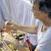 Handgedreht: Glasperlen fertigt Evi Sauer.