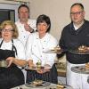 Die Frischeköche haben's fast geschafft: Den Nachtisch garnieren (von links) Andrea Roth, Eberhard Imhof, Elsbeth Hüsam, Udo Roth, die Gastgeber Karin und Andreas Twittmann und Michael Müssig.