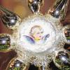 (eug)   Wenn Rauschgoldengel, gläserne Sterne und goldene Posaunen auf Weihnachtsbäumen und in Vitrinen glitzern und funkeln, beginnt im Wertheimer Glasmuseum die traditionelle Weihnachtsausstellung. Vom ersten Adventswochenende bis zum 6. Januar erinnert die Weihnachtsausstellung an die Herkunft der Wertheimer Laborglasindustrie aus Thüringen. Da funkelt in zwölf Vitrinen die historische Christbaumschmuck-Sammlung mit Schmuck aus Thüringen und Gablonz (Böhmen), um den Besuchern die Geschichte des gläsernen Baumbehangs von seinen Anfängen in Thüringen bis zum „Neubeginn“ um 1950 zu veranschaulichen. Die Weihnachtsbäume spiegeln die Vorlieben und Moden unterschiedlicher Epochen wider: bunt, üppig und luxuriös präsentiert sich beispielsweise der vier Meter hohe „Thüringer Baum“ mit seinen 500 Glas-Figuren (ab 1870 bis heute), die Vorliebe für goldene Sterne und Girlanden aus Leonischem Draht zeigt sich im „Gründerzeit“-Baum, der mit Silberschmuck behängte „Wertheimer Glasbaum“ von Borman-Arndt repräsentiert die schlichte Eleganz des Jugendstils, modisch in Pastelltönen und mit Glasfaser-Sternen und –Engeln geschmückt zeigt sich der „50er Jahre-Baum“. In der Museumswerkstatt lädt der Museumsglasbläser die Besucher ein, sich ihre eigene Christbaumkugel vor der heißen Flamme zu blasen. Eröffnung der Weihnachtsausstellung mit Weihnachtspunsch ist am Samstag, 29. November um 16 Uhr bei freiem Eintritt.