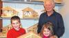 Werner Biebelriether mit seinen Enkeln Lilli und Nils: Sie sind stolz darauf, dass sich ihr Opa so für sie einsetzt.