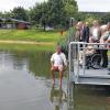 Offizielle Übergabe: Zufrieden zeigte sich der Vorsitzende der Würzburger Rollstuhlfahrer, Ludwig Fabian, mit welchen Raffinessen die Herausforderungen von allen Beteiligten gemeistert wurden. Ein Mitglied der Wasserwacht stellte sich zu Demonstrationszweck zur Verfügung.