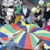Generationenspiel: Bewohner des Caritas-Alten- und Pflegeheims St. Bruno Haßfurt spielen zusammen mit Schülern der Berufsfachschule für Sozialpflege mit dem großen Schwungtuch.