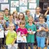 Strahlende Sieger: Diese Kindergartenkinder und Grundschüler sicherten sich beim von der Main-Post zum Steinfelder Dorfjubiläum veranstalteten Malwettbewerb die Preise. Überreicht wurden diese von Main-Post-Mitarbeiterin Heidi Vogel (links hinten).