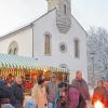 (gh)   Am Samstag, 6. Dezember, duftet es wieder nach Waffeln und gebrannten Mandeln in dem kleinen Ort, der in einem der schönsten Winkel des Steigerwaldes liegt: In Fabrikschleichach findet der „17. Glashütter Weihnachtsmarkt“ statt. Rund um das alte Schulhaus, in der sogenannten „Kaserne“ und in der Keramikwerkstatt freuen sich die 40 Händler und Hobbybastler darauf, die Besucher mit ihren Angeboten in vorweihnachtliche Stimmung zu versetzen. Von 11 bis 19 Uhr gibt es viel Selbstgemachtes, Genähtes, Gehäkeltes, Schmuck, Töpferwaren und Laubsägearbeiten, Tücher, Körbe und Adventsgestecke, Plätzchen, Gewürze und Tee, Rapsöl aus eigener Herstellung, Kren- und Wildprodukte, Christbäume und vieles mehr. Am Dorfbrunnen hämmert der Schmied das glühende Eisen zu Kunstwerken (Foto), und für die Kinder dreht sich das Nostalgiekarussell. Am UBiZ-Stand gibt es kreative Bastelanregungen für die ganze Familie, die vor Ort zu kleinen weihnachtlichen Kunstwerken ausgearbeitet werden können. Wie immer wird um 16 Uhr der Nikolaus nebst seinem Knecht Ruprecht mit Geschenken erwartet. Mit Einbruch der Dunkelheit ertönen adventliche Lieder, gespielt von der  Blaskapelle „Rauhe Ebrach“. Wer etwas innehalten und dem Alltagsstress entfliehen möchte, ist zu einer kurzen Meditation „Zehn Minuten Zeit für mich“ um 15, 16 und 17 Uhr in die Dorfkirche eingeladen. Zum Aufwärmen stehen neben der Likör- und Schnapshütte Glühwein und Kinderpunsch bereit, und im „Café in der alten Schule“ wird Selbstgebackenes serviert. Falls es die Witterung zulässt, lädt der zugefrorene Dorfweiher zum Schlittschuhlaufen ein.