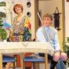 Unbeholfen und kindisch: Muttesöhnchen Albatius (Ronny Kapp), verliebt sich in Gloria (Katja Pretscher), die Geliebte seines Vaters. Szenenbild aus „Ne Macke hat doch jeder“.