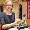 Anschaulich: Museumspädagogin Anne Kraft lässt in der Ausstellung im Kloster Wechterswinkel einen „Neger“ mit einer Münze nicken und demonstriert die Funktionsweise der damaligen Sammeldosen.