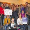 Spendenübergabe: Strahlende Gesichter bei den Spendenempfängern und dem Winterzauberteam gleichermaßen. Die einen freuen sich sehr über die großzügige Spende, die anderen auf den Weihnachtsmarkt, der am ersten Adventswochenende seine Pforten öffnet.