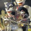 Meisterhafte Bastelleistung: Auf seinem Motorrad knattert Kater Mikesch seit 50 Jahren in der Augsburger Puppenkiste durch Holleschitz.