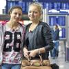 Los geht's: Erst am Flughafen haben Marina Wagner (links) und Irina Reus erfahren, in welcher Stadt sie sich vier Tage lang mit 50 Euro durchschlagen müssen.