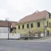 Veränderte Ortsmitte: Deutlich verändert hat sich Mitte des Jahres das Ortsbild in Hundsbach, da im Zusammenhang mit der Sanierung des ehemaligen Gasthauses Zur Linde die davor stehende Linde gefällt sowie die alte Milchsammelstelle und die dahinter liegende Scheune abgebrochen wurden.