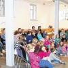 Vorlesen und Zuhören: Mit der Geschichte der Olchi-Familie, die auf eine etwas andere Art Weihnachten feiert, zog Vorleserin Meike Hartlieb die Kinder aus St. Sebastian und St. Maria sowie aus der Klasse 4 a der Grundschule in ihren Bann.