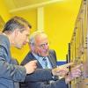 Auch OB Sebastian Remelé besuchte die Sonderausstellung im Euerbacher Pfarrheim. Initiator Alfred Popp erklärte die historischen Fotos.