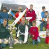 (gmv) Acht Jugendliche des Flugsport-Clubs Würzburg (FSCW) war auf Einladung des Jugendreferenten des Luftsport Verbandes Bayern (LVB), Norbert Allnoch nach Möning (Landkreis Neumarkt in der Oberpfalz) gereist, um sich für Wettbewerbe sowie für die bevorstehenden Vorführungen auf den LVB-Modellflugtagen an der Flugwerft Schleissheim im September fit zu machen. Kaum angekommen wurden die Segelflieger, Motorsegler und Kunstflugmaschinen startklar gemacht. Dabei trat die Dominanz von Einsteigermodellen aus modernen Schaummaterialien deutlich zu Tage, heißt es in einer Pressemitteilung. Und weiter: Trotz teils heftigen Windes habe man neben den eigenen Modellen auch hochwertige Wettbewerbsmaschinen testen können. „Selbst die Einsteiger durften sofort an die Steuerknüppel der Lehrer-Schüler-Fernsteueranlage gehen, denn die Fluglehrer konnten kritische Flugzustände über ihren Lehrersender sofort entschärfen“, heißt es in der Mitteilung. Mit einer kurzen Regenunterbrechung habe man bis zum Abend mit Spaß fliegen können. Im Bild: Die Teilnehmer des FSCW am Jugendtreffen des Luftsport Verbandes Bayern (von links, hinten) Simon Widmann, Felix Müller, Sebastian Grötzner und Simon Senft sowie (vorn) Alexander Grötzner, Florian Kohmann, Maximilian Mars und Patrick Pfeuffer.