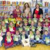 (gmv)   Unter dem Motto: „Ich bin Bibfit – der Bibliotheksführerschein für Kindergartenkinder“ startete die Bücherei im Lagerhaus mit dem Kindergarten Erdenstern eine Aktion zur frühen Leseförderung. An jeweils vier Vormittagen eroberten die Vorschulkinder mit den Erzieherinnen Heidi Schäfer (Bildmitte) und Sonja Müller (hinten rechts) sowie der Büchereileiterin Barbara Seidenspinner (hinten, links) die Bücherei und erhielten am Ende jedes Besuches einen „Fridolin-Stempel“ auf ihre Laufkarte. Laut Pressemitteilung wurde zuerst das „Büchereilied“ gesungen, das die Kinder am Ende schon auswendig konnten, der Kasperl erklärte den Ablauf der Ausleihe, mit der „Bücherei-Eisenbahn“ erkundeten die kleinen Besucher alle Winkel, ein ausgewähltes Bilderbuch wurde intensiv betrachtet und beim Malen vertieft, durch ein Büchermemory erschloss sich den Jungen und Mädchen die Welt der Sachbücher und am Ende konnten sie bei einem Suchquiz zeigen, dass sie auch das Ordnungssystem in der Kinderbuchabteilung verstanden hatten und schon selbstständig ihre Lese- und Hörfavoriten aufstöbern können. Die Kinder durften nach jedem Besuch ein eigenständig ausgewähltes Buch ausleihen und beim nächsten Mal auch wieder mit dem Scanner zurückbuchen. Zum Abschluss wurden den neuen Büchereiprofis ihre Urkunden „Bibliotheksführerschein“ überreicht.