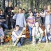 (gmv)   Wie jedes Jahr kam auch diesen Herbst die 9. Klasse der Widar-Schule Bochum zum Forstpraktikum in den Kürnacher Wald. Unter der Schirmherrschaft von Bürgermeister Thomas Eberth führten die Schüler ein besonderes Projekt aus: Sie durchforsteten den Auwald an der Kürnachquelle und betrieben dabei sowohl Naturschutz als auch Brennholzwirtschaft. Laut Förster Michael Hahn fördert der Eingriff Struktur- und Artenreichtum. Für die Schüler war es harte Arbeit aber auch Waldpädagogik am eigenen Leib zu erfahren. Forstpraktikum im Gemeindewald heißt Bäume pflanzen, pflegen und fällen. Dabei lernen die Schüler nicht nur verantwortungsvoll mit ihrem Werkzeug, sondern auch mit ihrer Umwelt umzugehen, heißt es in einer Pressemitteilung. Das von den Kindern gefällte und gespaltene Brennholz soll bedürftigen Menschen in Kürnach zugutekommen.