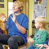 Mit vollem Körpereinsatz: Kinderpfleger Jonas Nickel im Stuhlkreis mit den Kindern der KiTa „Löwenzahn“ in Urspringen.