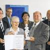 Ausgezeichnet: Bei der Übergabe des „Tanzenden Schäfer“ (von links) Bürgermeister Adolf Bauer, der neue Fachbereichsleiter Umwelt- und Klimaschutz der Stadt, Jakob Frommer, Karin Schäflein, Stadträtin Micaela Potrawa, die den Umwelt-Pionier für die Ehrung vorschlug, Alfred Schäflein und Umweltreferent Wolfgang Kleiner.