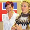 Islandflagge und Strickpulli: Bibliotheksleiterin und Islandfan Anna Scharf (rechts) präsentierte Autorin Anne Siegel.