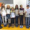 (hela)   Unter dem Motto „Träume werden Wirklichkeit“ haben Sechstklässler des Kitzinger Armin-Knab-Gymnasiums mit Gedichten und Erzählungen an einem Schreibwettbewerb teilgenommen. Die Kreativsten erhielten laut Mitteilung eine Urkunde des Sprachpflegevereins Neue Fruchtbringende Gesellschaft: (von links) Vera Stöcker, Mia Stöcker, Anne Hoffmann, Jule Lindner, Leonie Braun, Jana Grünmeier, Maximilian Michel und Matthias Ruhsert.